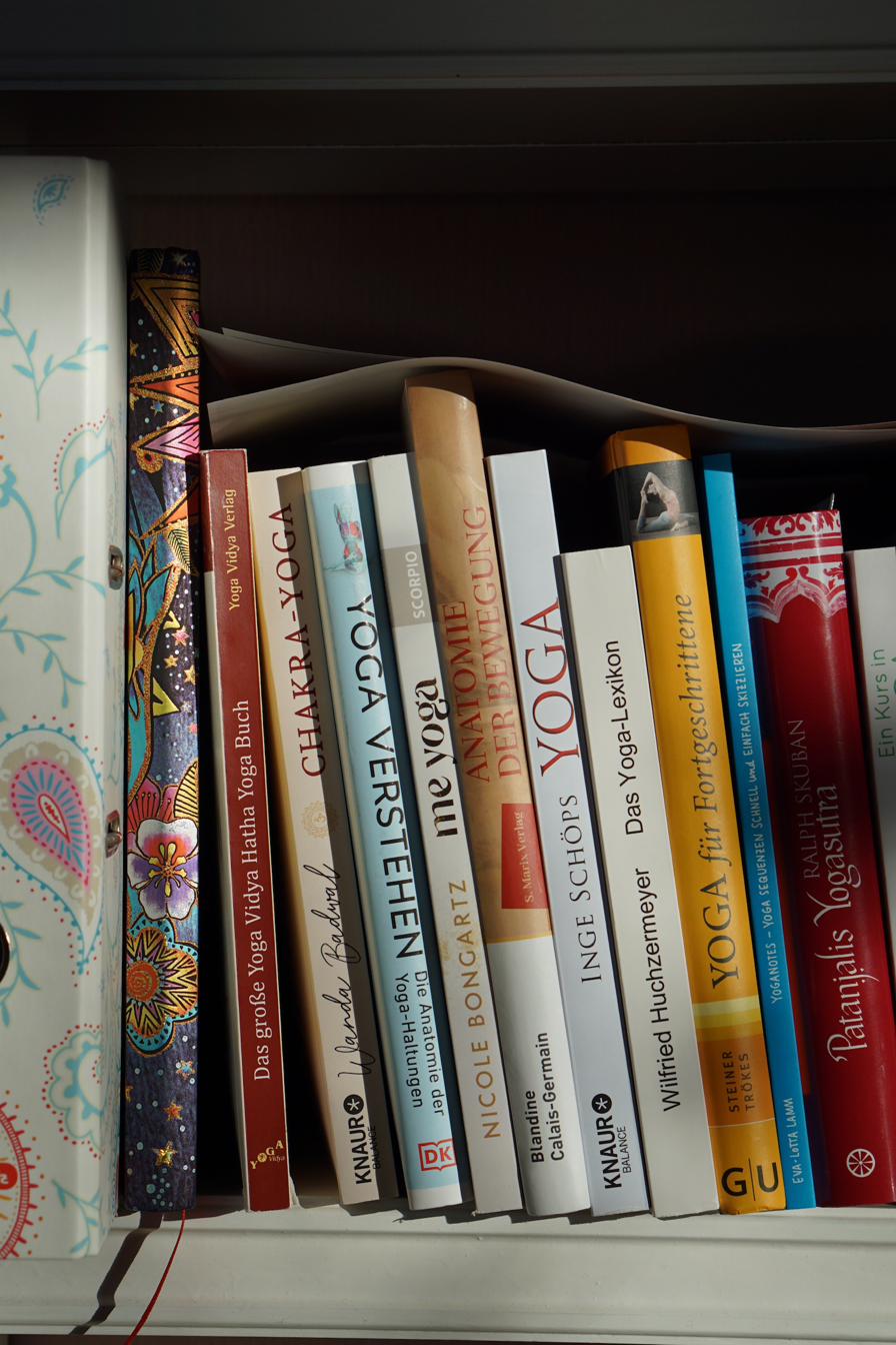 Veras Bücherregal mit Yoga-Fachliteratur und Büchern zum Entdecken.